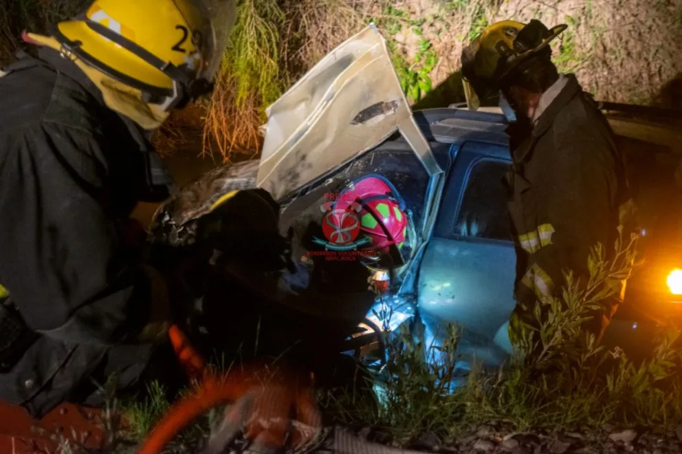 Un vehículo cayó al desagüe de Ruta 22 y su conductor quedó atrapado
