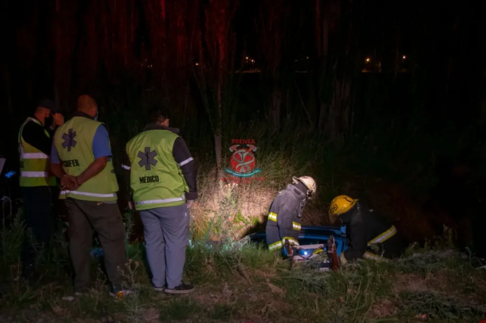 Tremendo susto: Un hombre perdió el control de su vehículo y volcó en la Ruta 22
