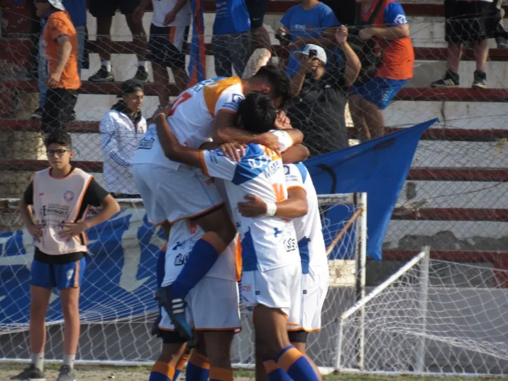 Galería de Fotos: Deportivo Roca ganó, gustó, goleó y se clasificó a octavos de final