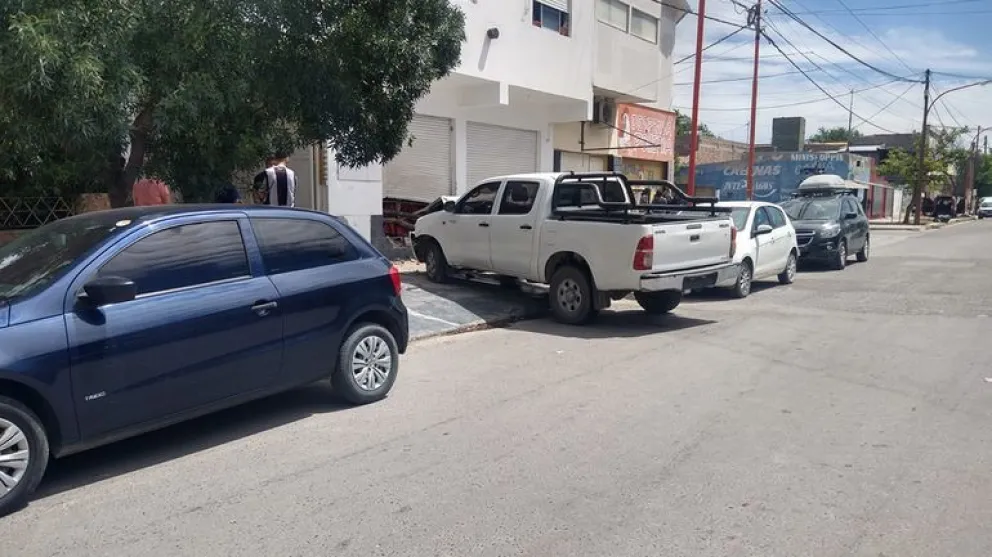 Estaba almorzando y una camioneta se le metió al comedor