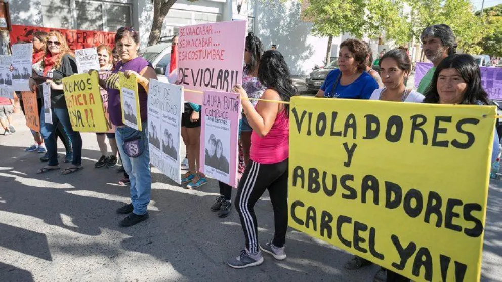 Condenaron al comisario que golpeó y violó a su pareja luego de acusarla de infiel