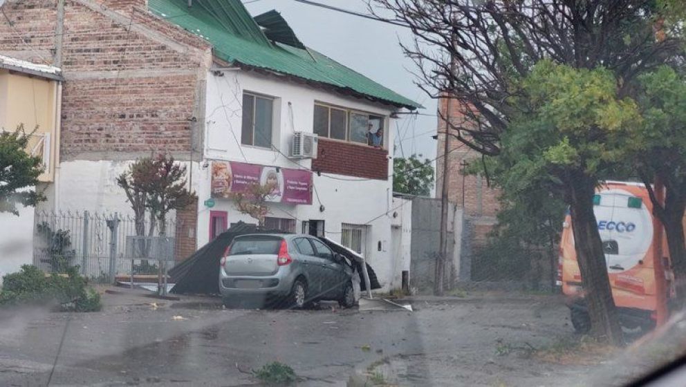 El techo de una vivienda cedió y cayó sobre un auto en Cipolletti