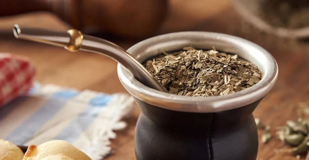 Un argentino tomaba mate en Reino Unido y recibió un insólito mensaje de sus vecinos