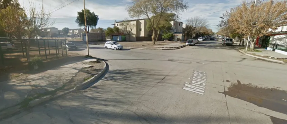 Delincuentes interceptaron a una mujer en la calle y le robaron todas sus pertenencias 