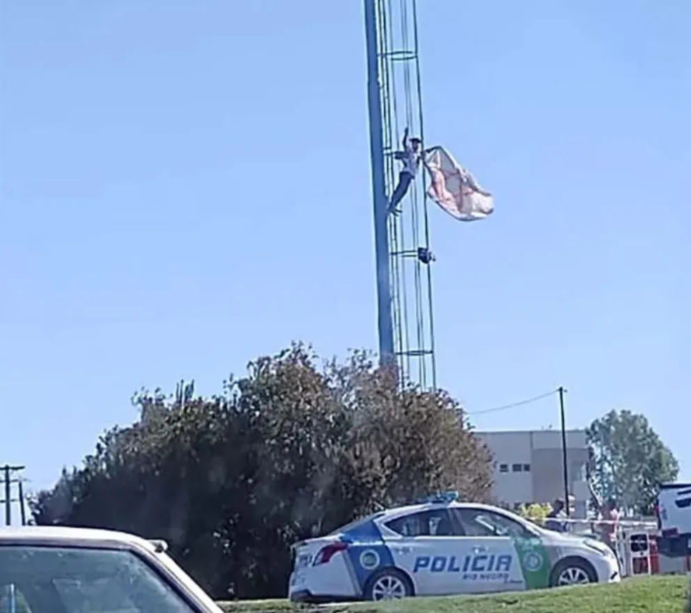 ¿Qué pasó con el hombre que se subió a la torre de luz en la rotonda? 
