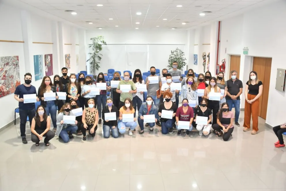 El mejor cierre de año: 73 roquenses completaron sus estudios y recibieron sus certificados 