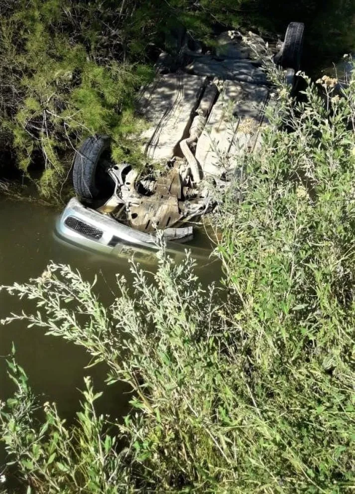 La Policía rescató a una familia que volcó y terminó con el auto dado vuelta adentro de un canal 