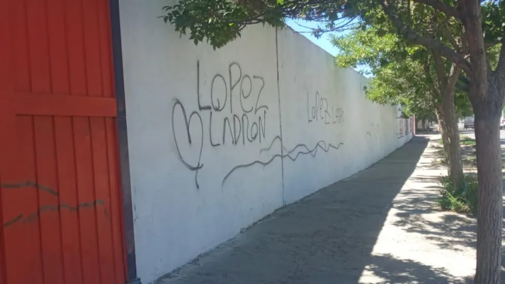 Aparecieron pintadas en el estadio del Deportivo Roca contra los dirigentes