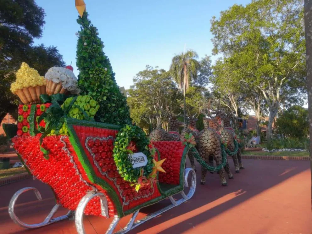 Navidad sustentable: vecinos decoran las calles con materiales reciclables