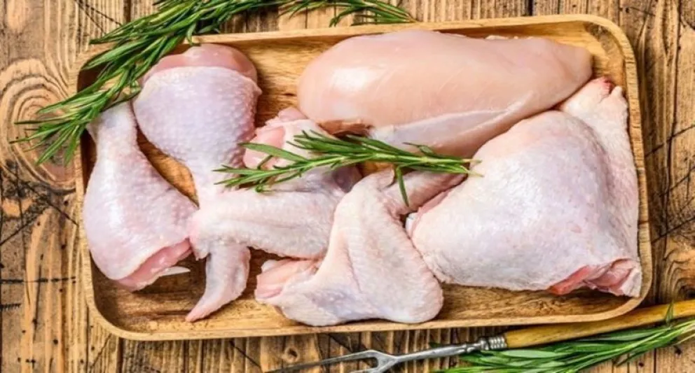 La razón por la que no se debe lavar el pollo crudo antes de cocinarlo