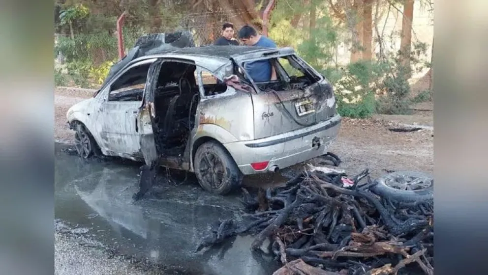 Llevaba leña para el asado de Navidad y se le prendió fuego el auto