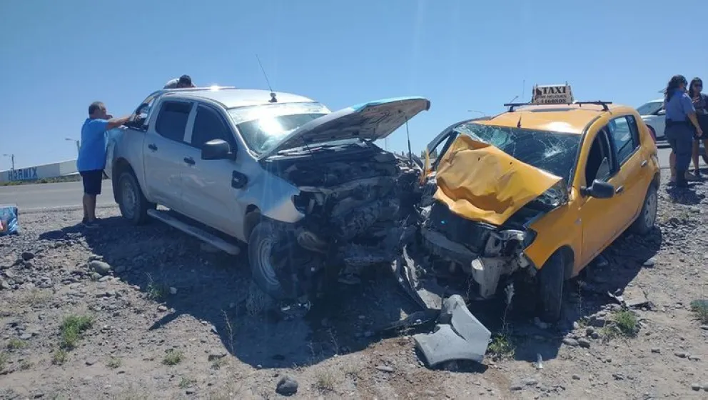 Terrible choque: Un taxista ebrio chocó una camioneta y está internado grave 
