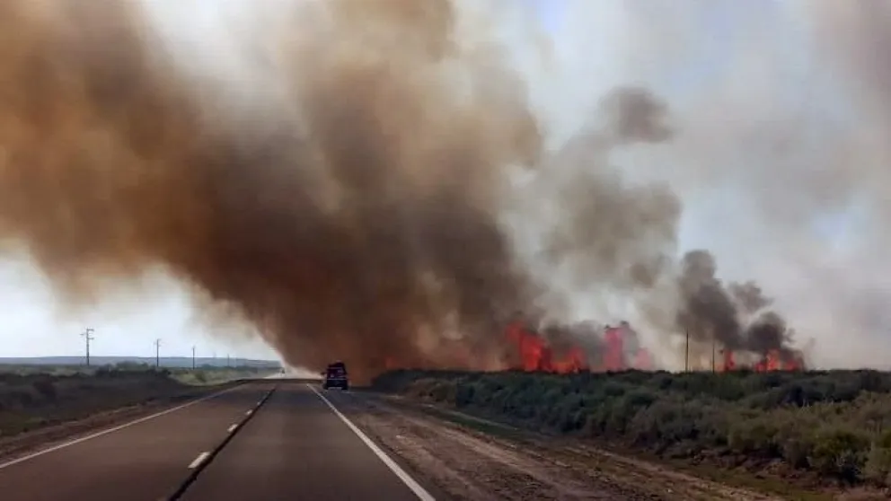 El incendio sobre Ruta 22 cerca Chimpay se volvió a complicar y bomberos trabajan sin descanso