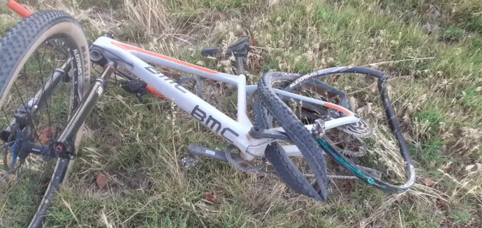 Salió a entrenar en su bici por Ruta 6, un auto lo arrolló y luego se dio a la fuga