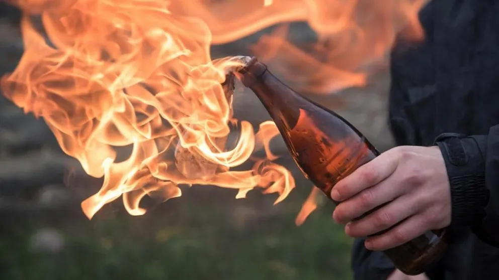 Insólito: le tiró una bomba molotov a su sobrino porque se hartó de los ruidos de su fiesta