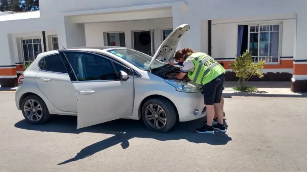 Lo pararon para un control en Roca y le secuestraron el auto porque había sido robado en Buenos Aires 