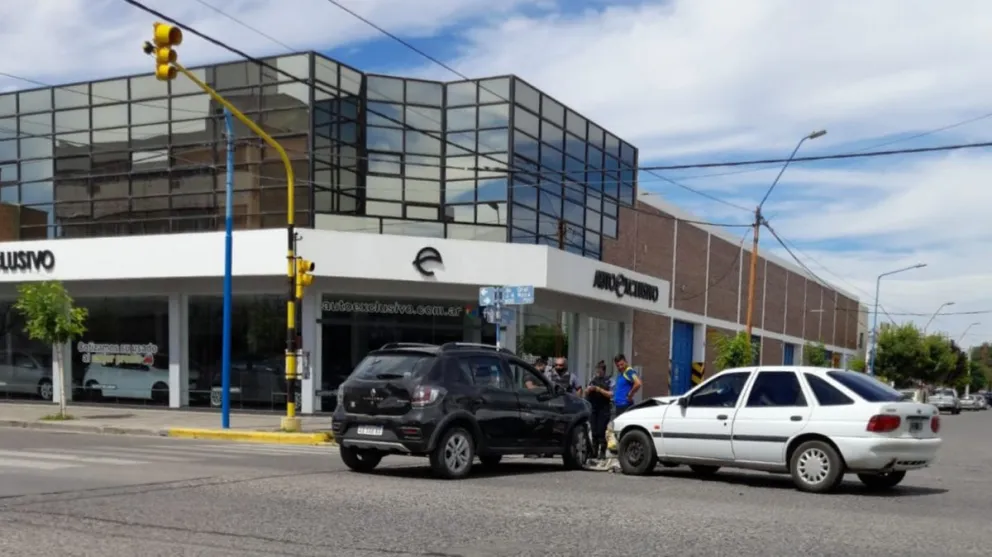 Tremendo: Chocaron en una esquina con semáforo