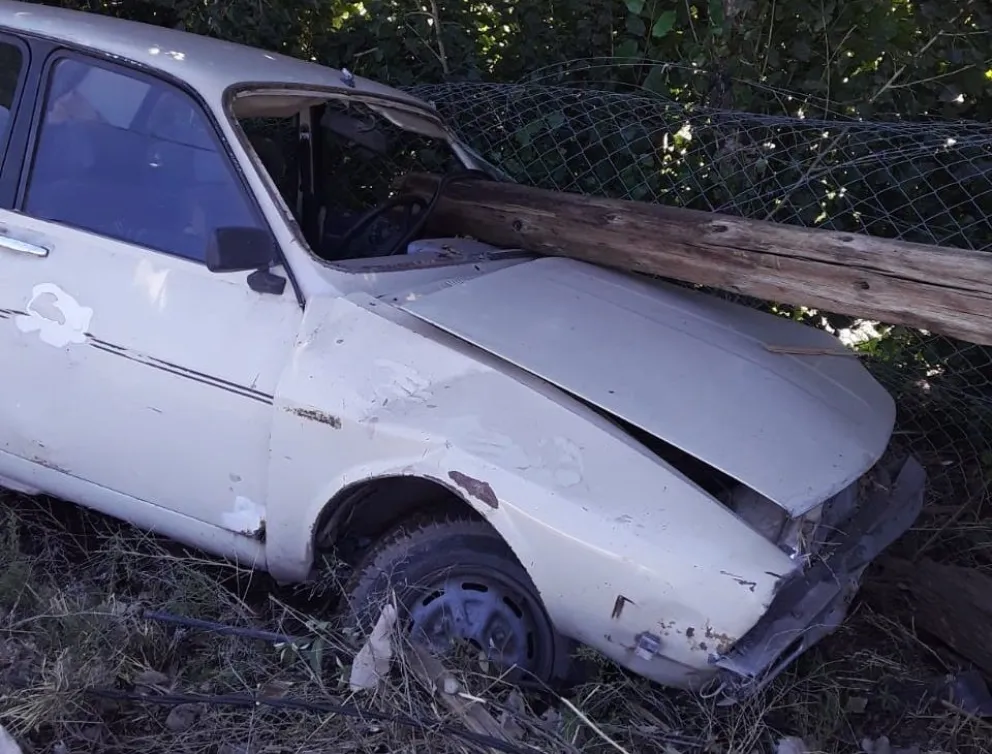Un auto chocó contra un poste y quedaron sin luz varios barrios de Roca