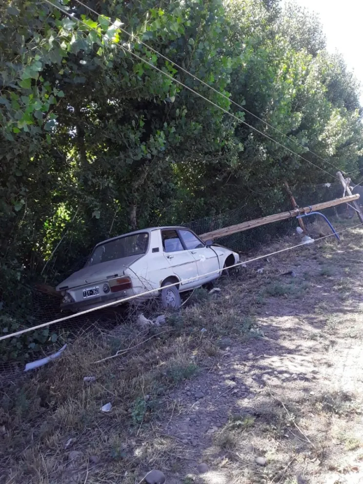 Tremendo: Un hombre perdió el control de su vehículo e impactó contra un palo 