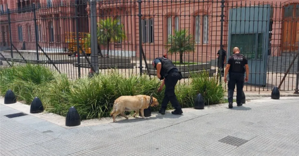 Alerta por una amenaza de bomba en Casa Rosada: revisan el edificio