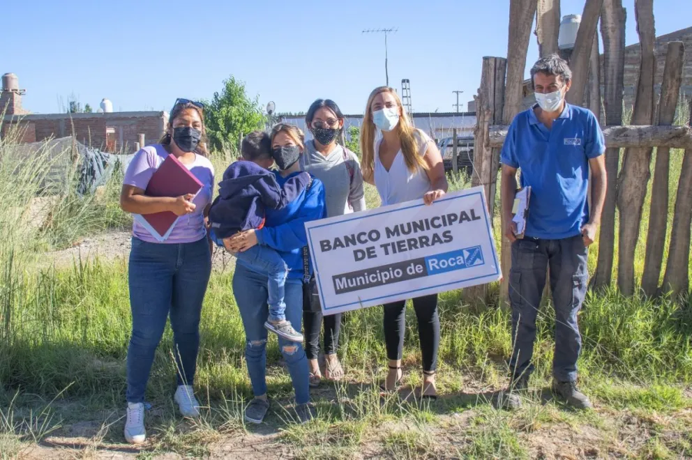 Cinco familias roquenses ya tienen los lotes para construir sus casas 