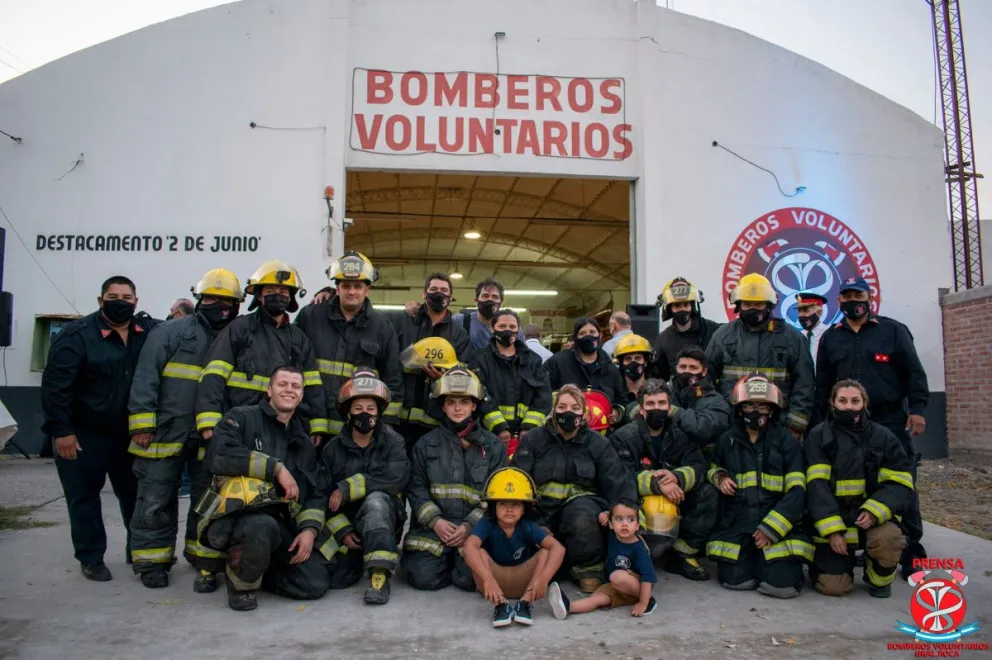 En fotos: Bomberos despidió el año con un emotivo acto y  junto a los vecinos 