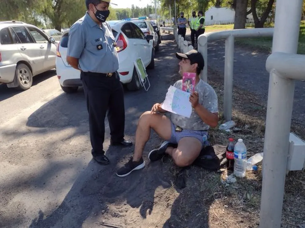 Es policía, se encadenó para ver a sus hijas y aseguran que fue sumariado