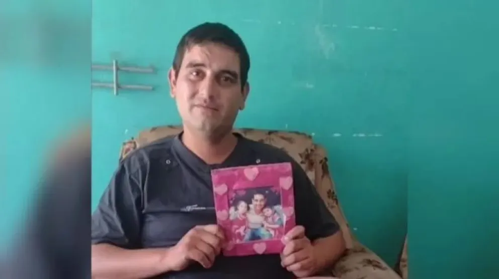 Al policía que se encadenó para poder ver a sus hijas ahora lo trasladaron a Viedma