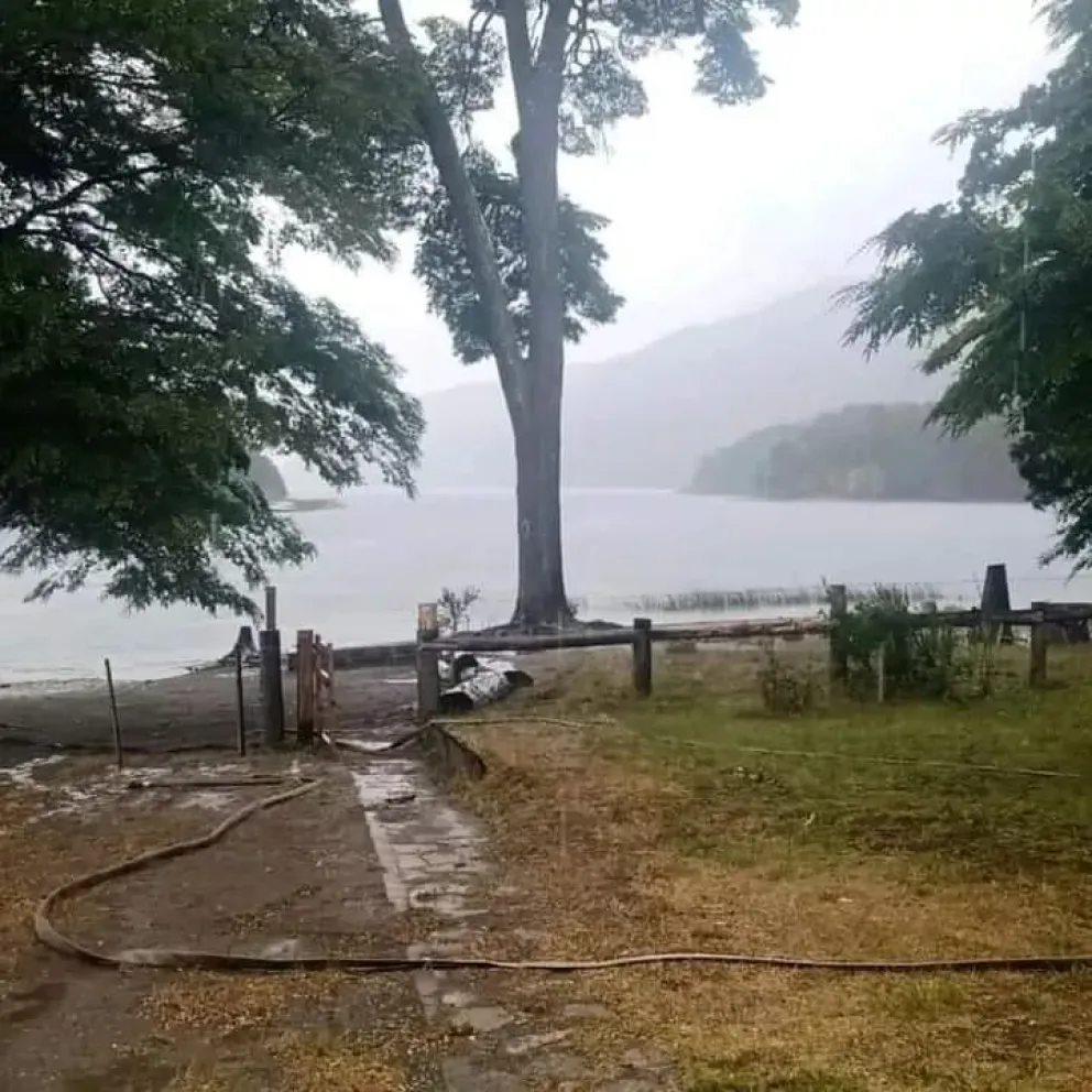 El fuego en la cordillera continúa igual pese a la lluvia