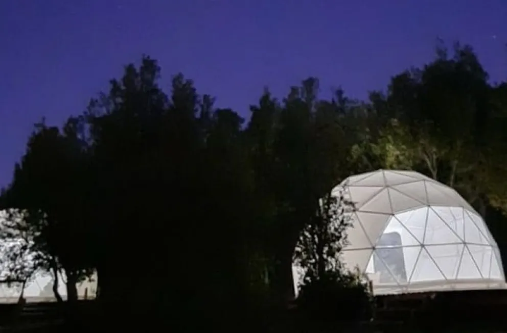 Glamping Elco Domo: A 350 kilómetros de Roca existe una alternativa para vacacionar en un entorno natural con todas las comodidades