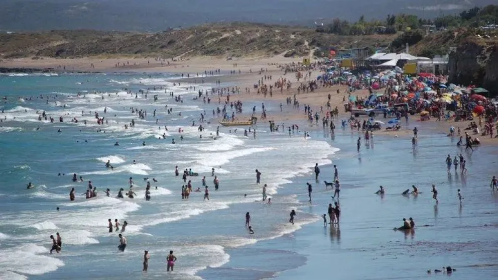 Una familia necesitará casi medio millón de pesos, para el alojamiento únicamente; y otros $250.000 para comer en Las Grutas. Foto (ANR).