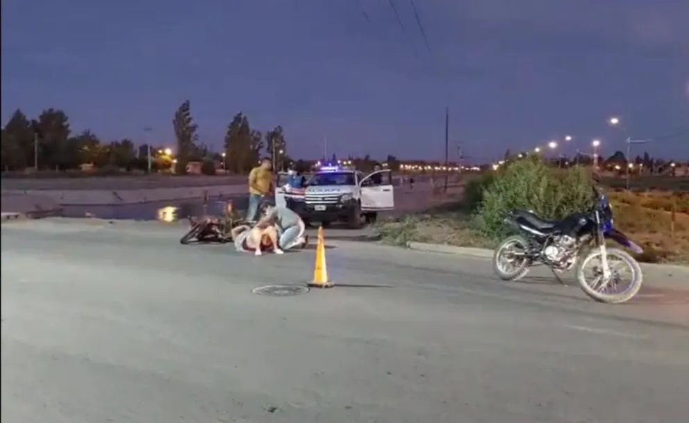 Una mujer fue hospitalizada luego de sufrir un accidente con su moto cruzando el Canal Grande 