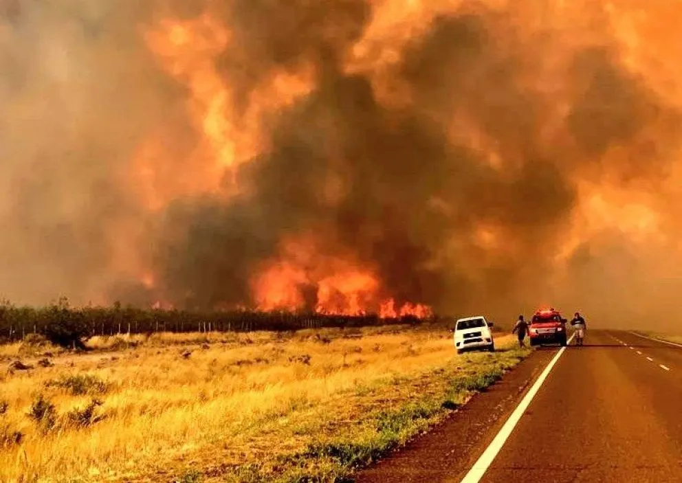 El incendio en Puerto Madryn en tres días ya afectó 77.695 hectáreas