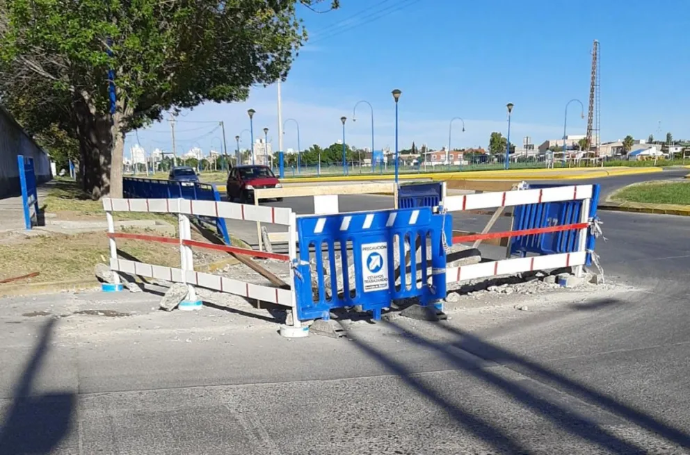 Transitar con precaución: Realizan arreglos en rotondas