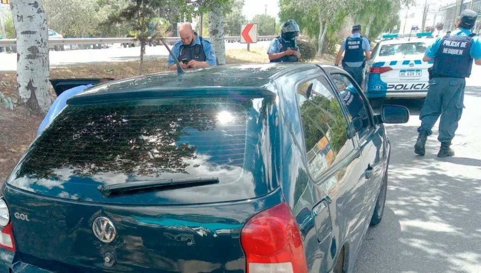 Quisieron robar un vehículo estacionado a la vera de Ruta 22 y terminaron detenidos