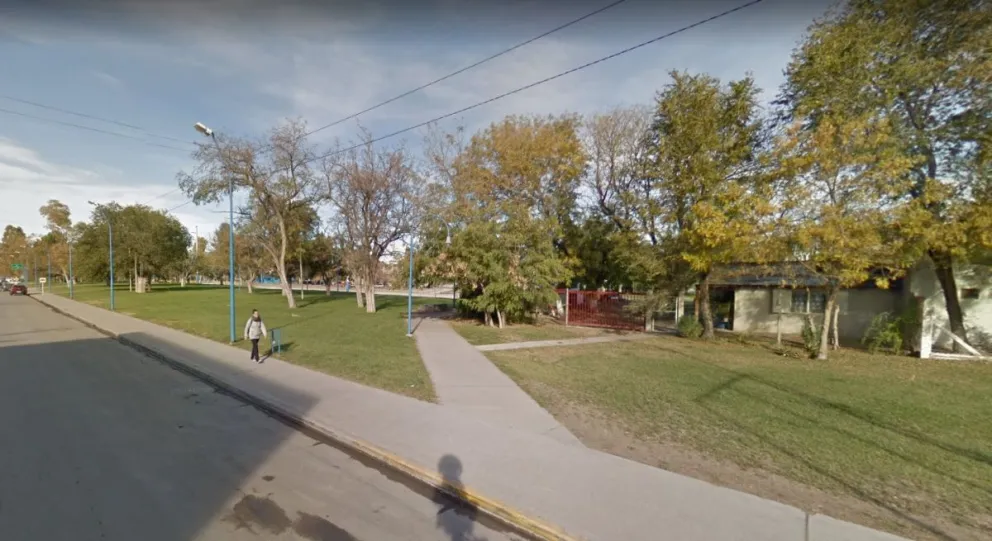 Una joven fue asaltada y amenazada mientras caminaba por el canal 