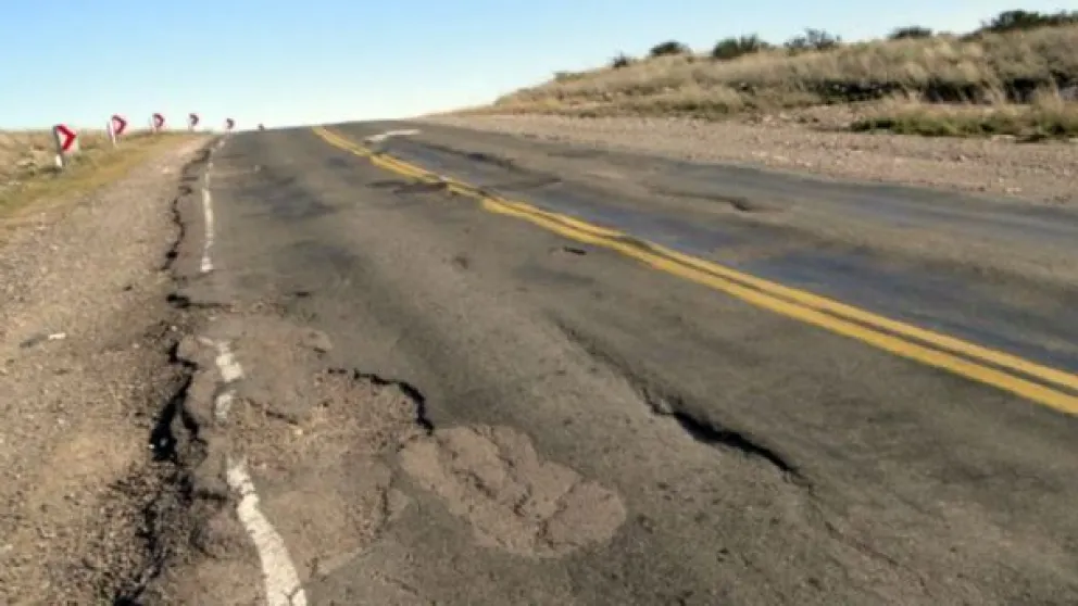 El estado de la Ruta 151. Huellas, pozos, descalces, descascaramiento. Foto (ANR)
 