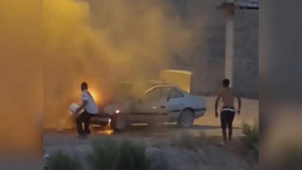 ¿No lo viste? Se le prendió fuego el auto mientras conducía lo filmaron 
