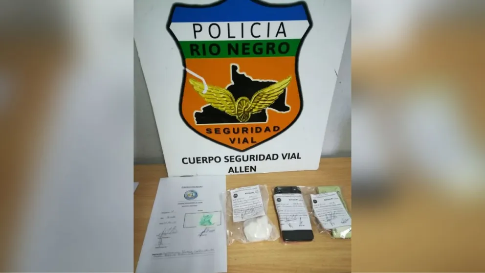 Detuvieron a tres personas que viajaban en auto con cocaína