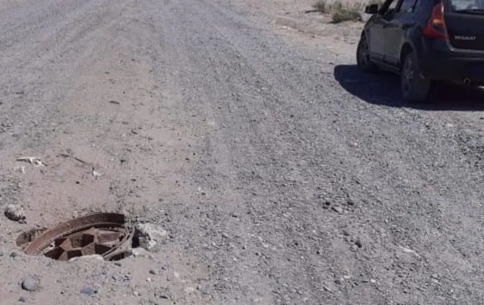 B° Noroeste: Una tapa de cloaca le reventó la cubierta y nadie quiere hacerse cargo