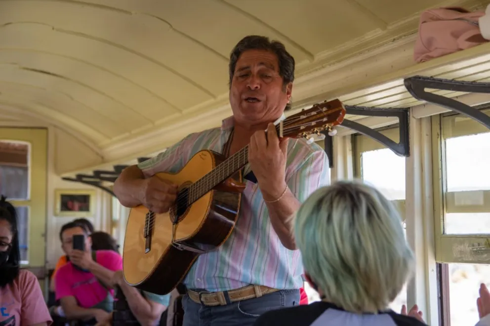 La Trochita volvió a viajar repleta de actividades culturales