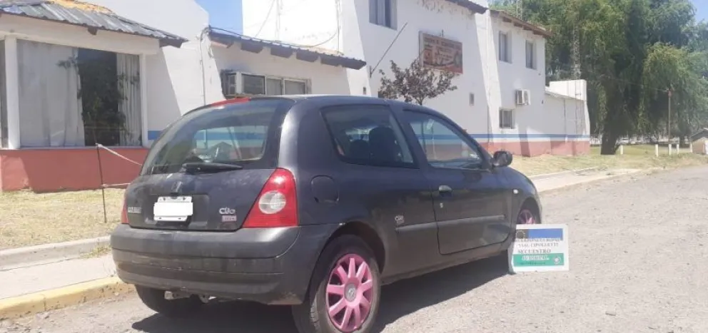 El Cuerpo de Seguridad Vial retuvo un auto y un minibus con pedido de secuestro