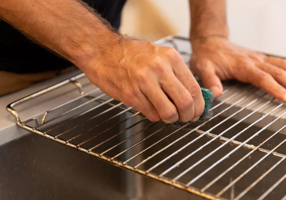Horno impecable: cómo limpiar la rejilla sin mover ni un solo dedo   