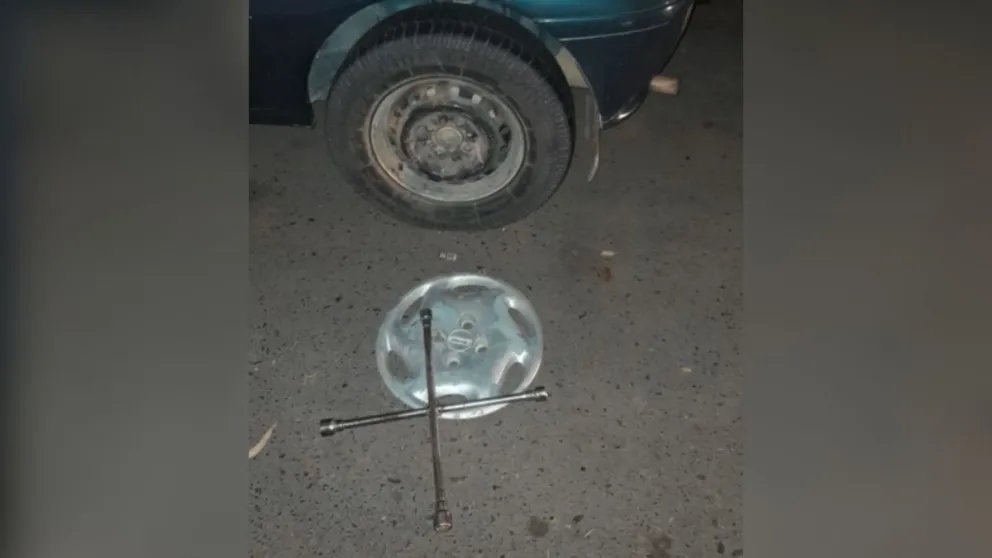 Los atraparon infraganti mientras intentaban robar cubiertas