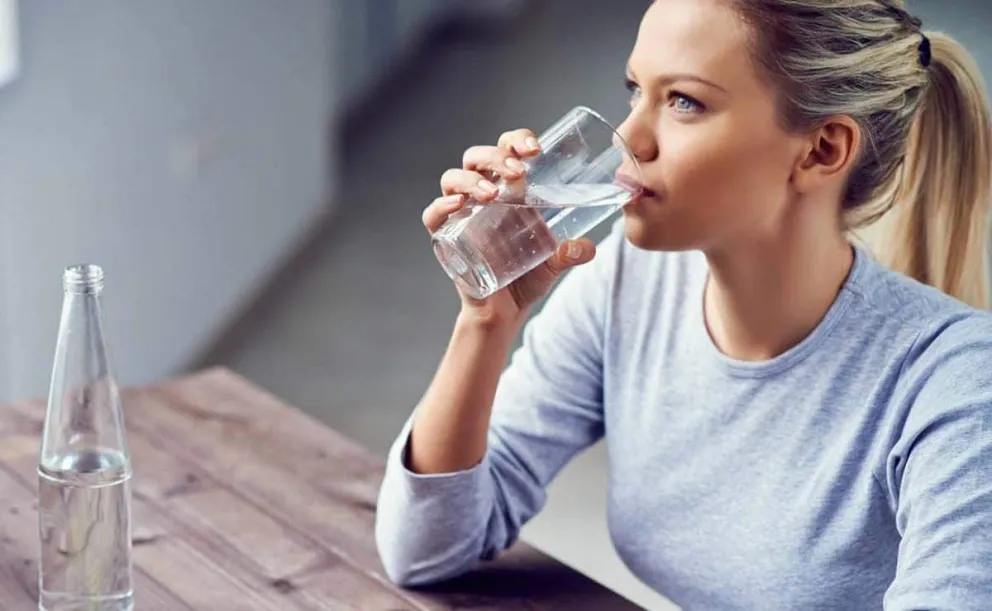Calor extremo: por qué conviene tomar más agua 