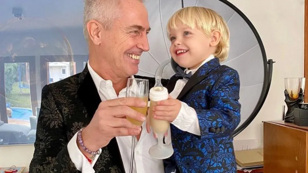 Así se vistió para la Navidad Mirko, el hijo de Marley