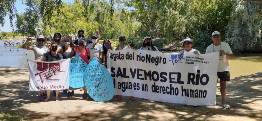 Regata del Río Negro: docentes roquenses lideran su categoría y llevan un mensaje ambientalista