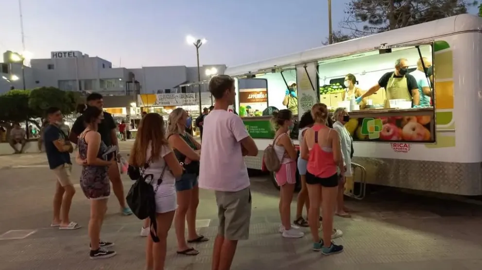 Miles de personas apostaron por el consumo saludable en el Fruit Truck 