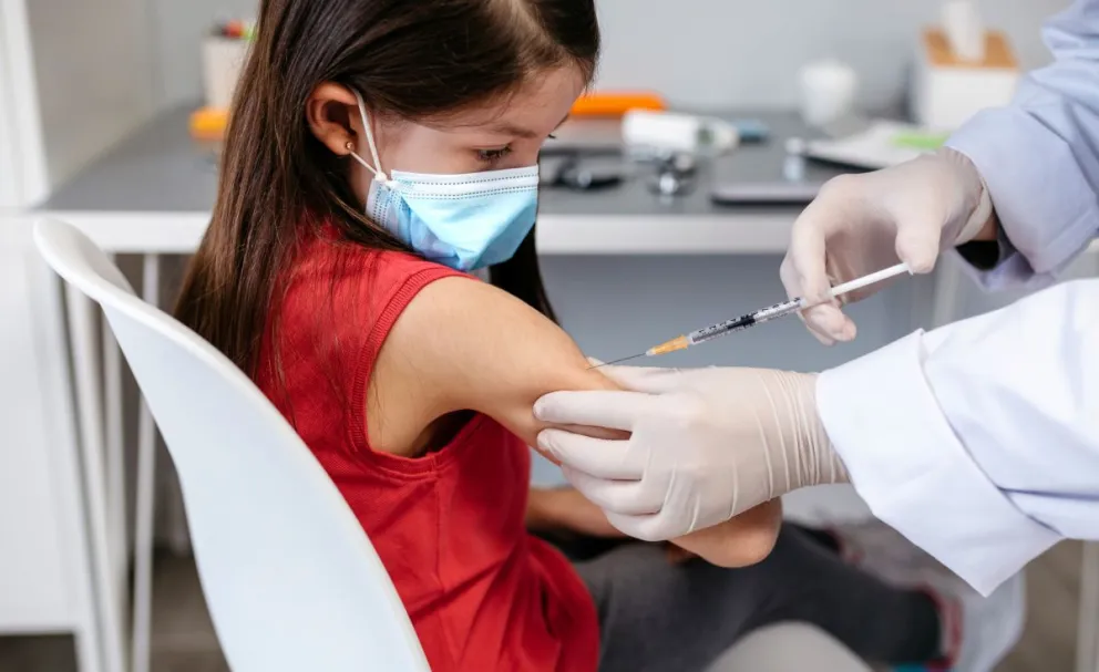 Vacunación a menores: ¿Cuándo pueden recibir la tercera dosis? 