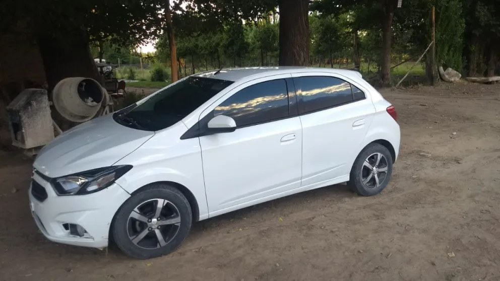 Escondían en una chacra un auto robado y utilizaban un handy de la policía